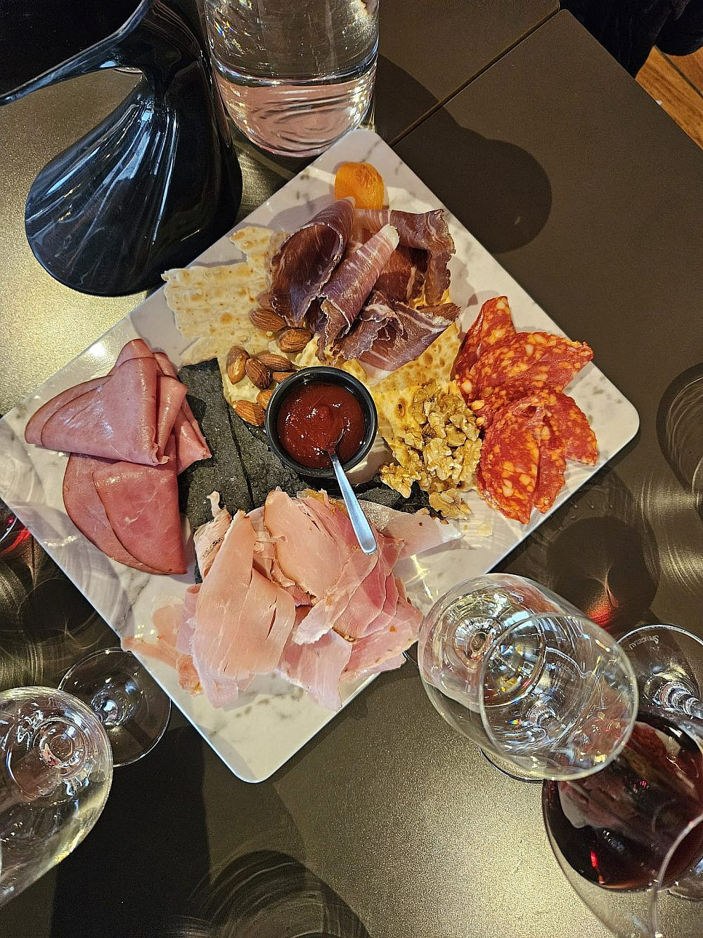 סלוניקי. טעימות ביקב | צילום: שרון בן דוד