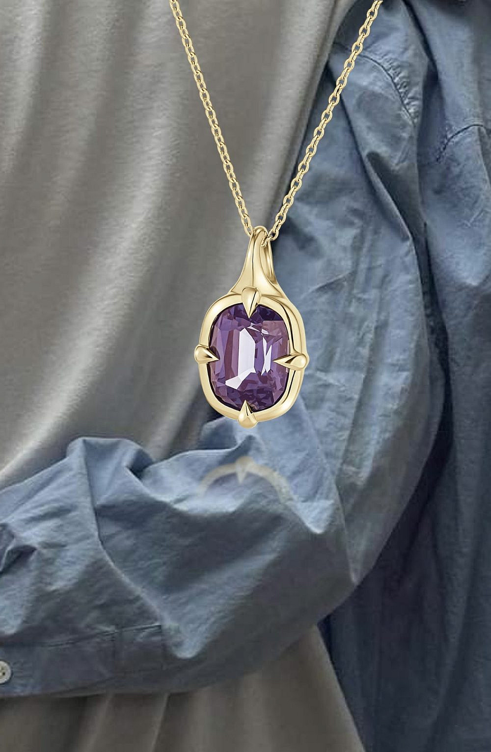 Victoria ariela. שרשרת זהב 24 קראט עם תליון ספינל, וואן אוף אה קיינד. 7,500 ש"ח | צילום: אתר רשמי