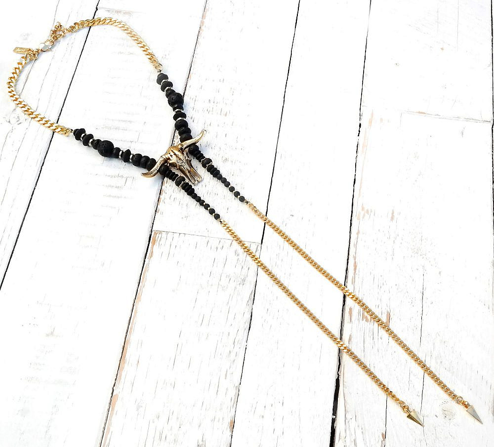 karni craft. שרשרת עניבה עם אבני חן, פליז ויציקת מתכת בציפוי זהב 24 קראט. 630 ש"ח | צילום: אתר רשמי