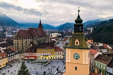 נוף פראי וקבב רומני. בראשוב, רומניה | תמונה באדיבות freepik, frimufilms
