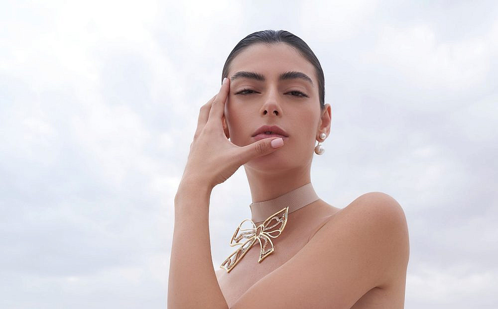 פאולה ביאנקו. שרשרת קולר עם תליון אוברסייז בציפוי זהב 24 קראט, 1,450 ש"ח | | צילום: רון קדמי