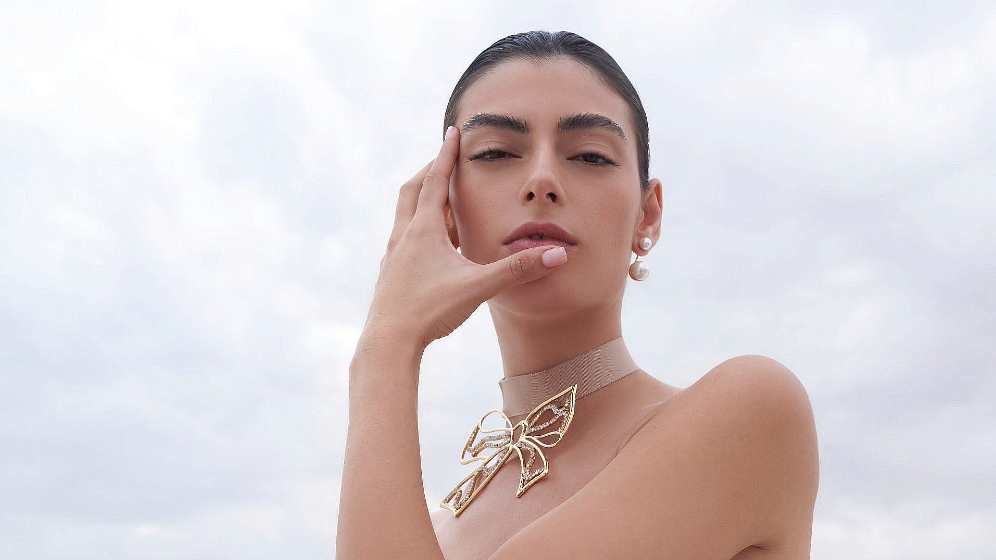 פאולה ביאנקו. שרשרת קולר עם תליון אוברסייז בציפוי זהב 24 קראט, 1,450 ש"ח | | צילום: רון קדמי