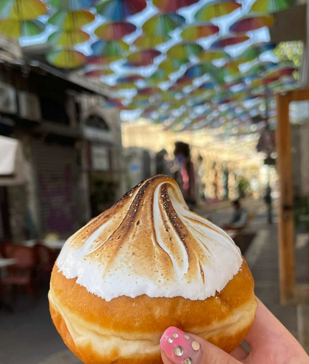 פאי לימון בסופגניה. מילק | צילום: אבי אטלס