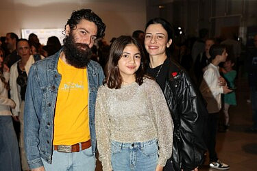 אמיליה מזרחי עם הוריה נינט טייב ויוסי מזרחי בהשקת הסדרה "תראו אותי" בכאן חינוכית | צילום: אור גפן