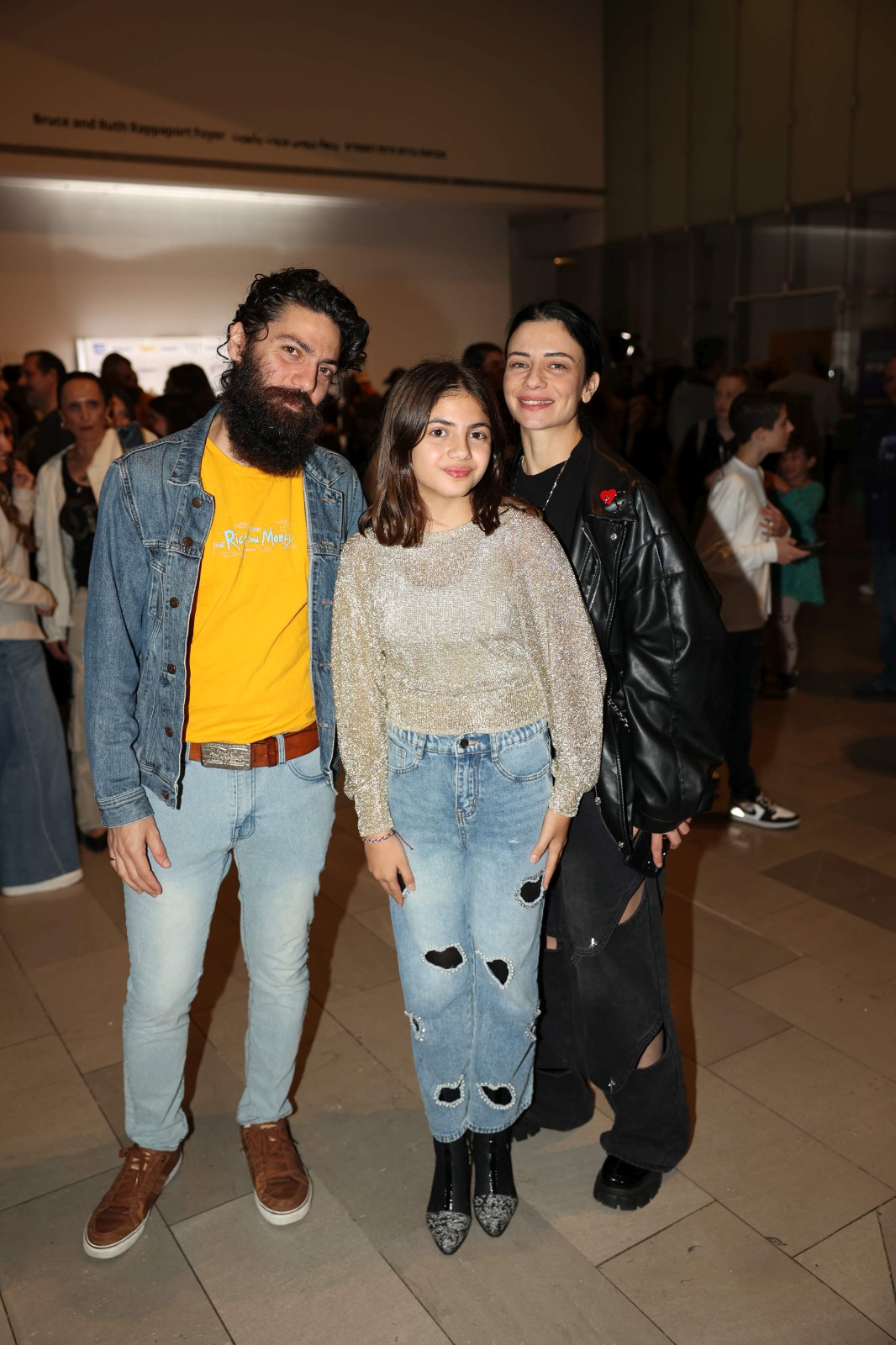 אמיליה מזרחי עם הוריה נינט טייב ויוסי מזרחי בהשקת הסדרה "תראו אותי" בכאן חינוכית | צילום: אור גפן