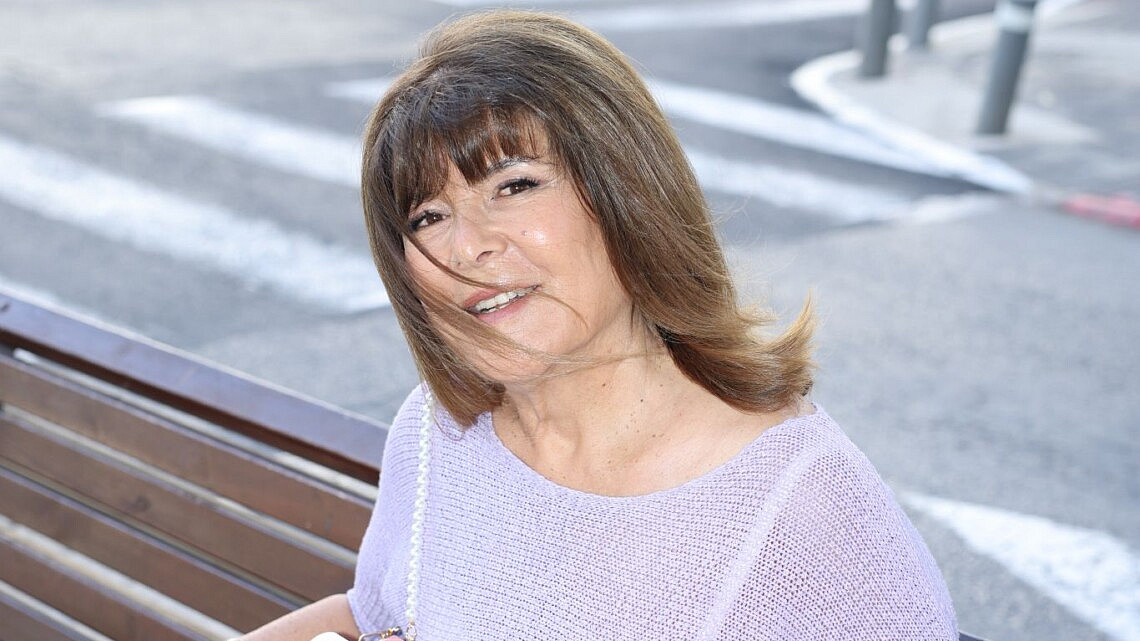 רינה מצליחה והתיקים בעיצובה | צילום: זהר שטרית