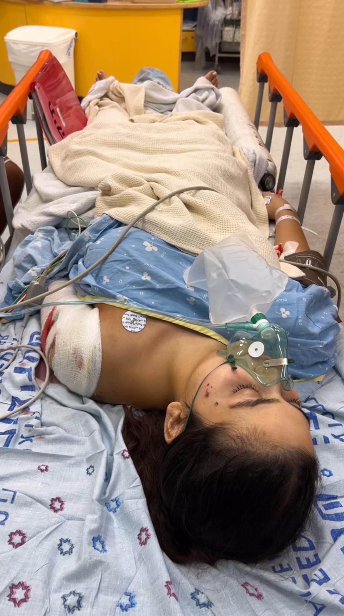 עדן רם בבית החולים אחרי שניצלה מטבח שבעה באוקטובר בבסיס אורים בדרום | צילום באדיבות המצולמת