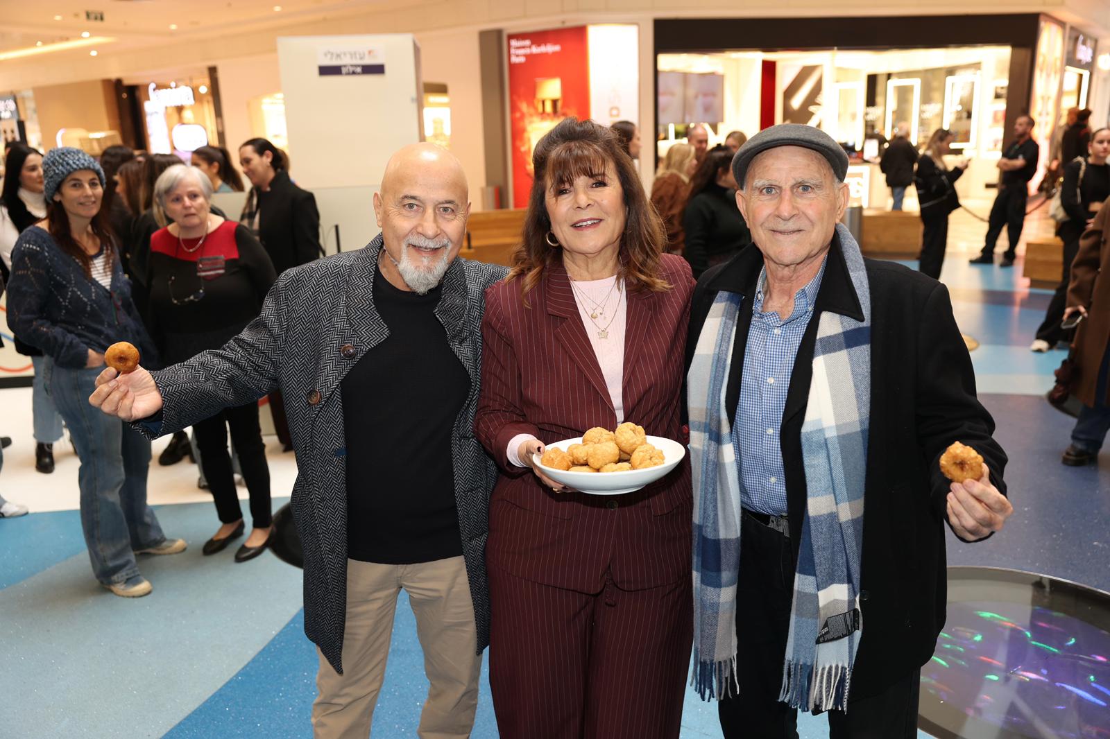 רינה מצליח בפופ אפ מותג התיקים שלה RM בעזריאלי איילון, בין שני אחיה | צילום: אור גפן