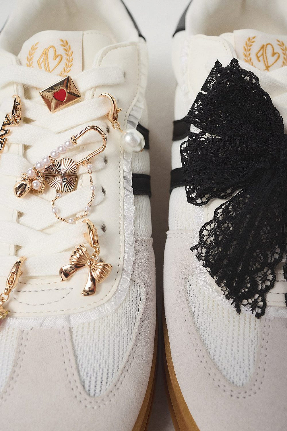 שרוכי תחרה וצ'ארמים. ALDO | צילום: יח"צ