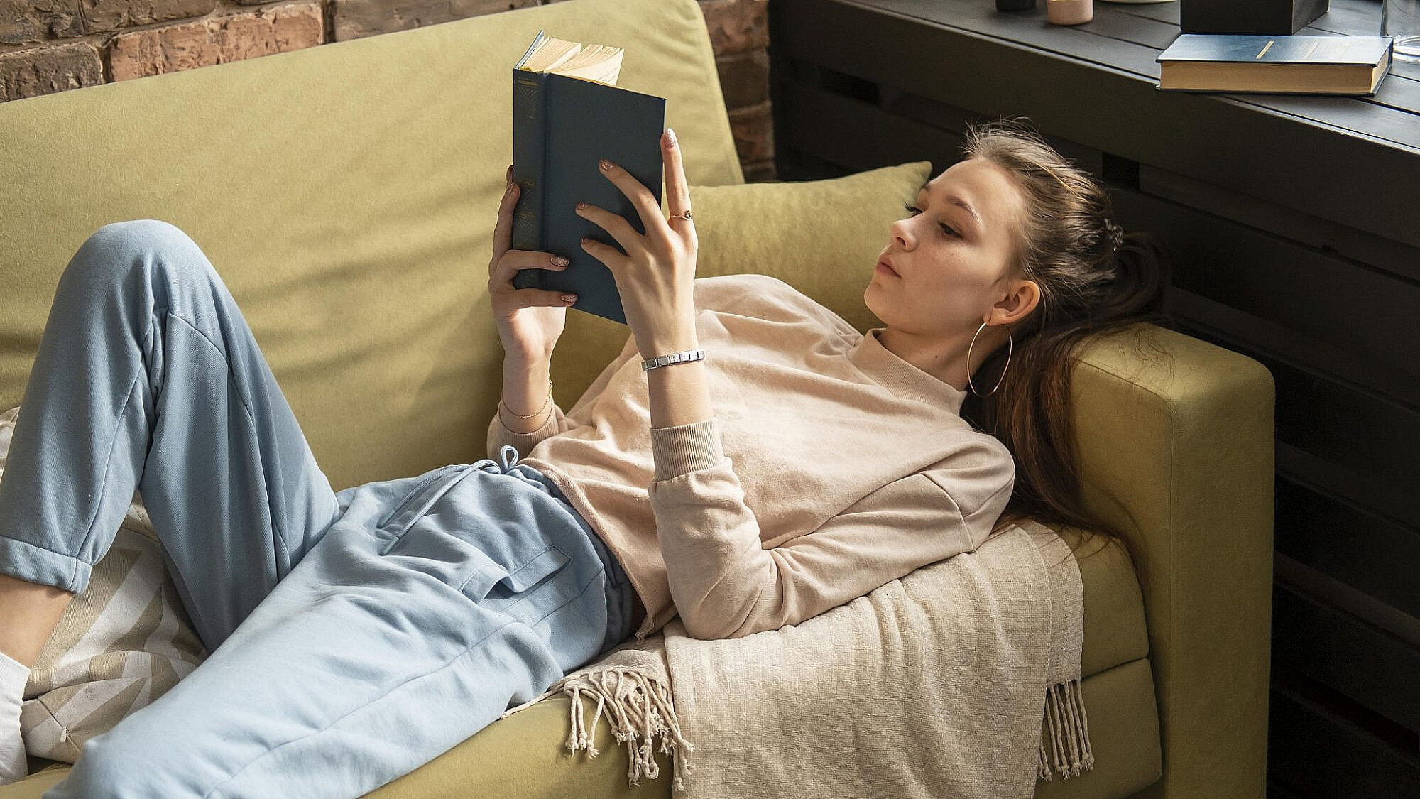 המלצות קריאה חמות לימים קרים | צילום: Freepik המלצות קריאה חמות לימים קרים | צילום: Freepik