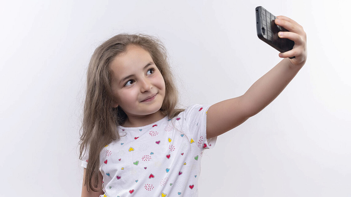 איך נגן על הילדים מהסמארטפון? | צילום: Freepik איך נגן על הילדים מהסמארטפון? | צילום: Freepik