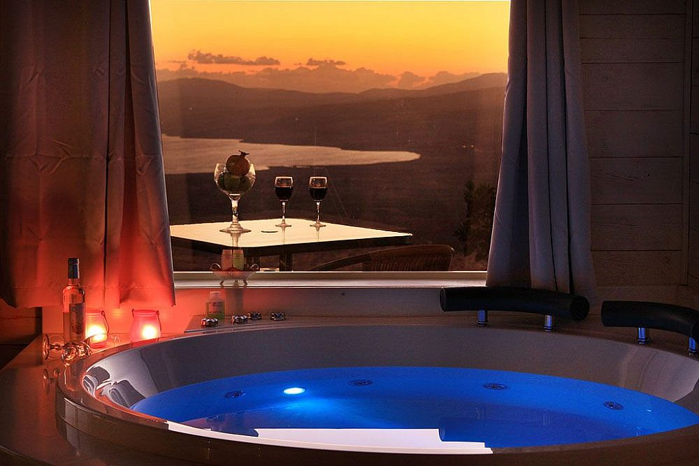 ג'קוזי עגול רומנטי ומפנק מול נוף פנורמי מדהים בנופי גמלא. צילום: אייל בן חיים