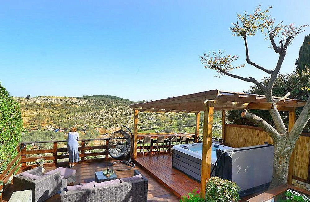 נוף פסטורלי מהג'קוזי הפרטי. אורבן. צילום: זהבה גמליאל