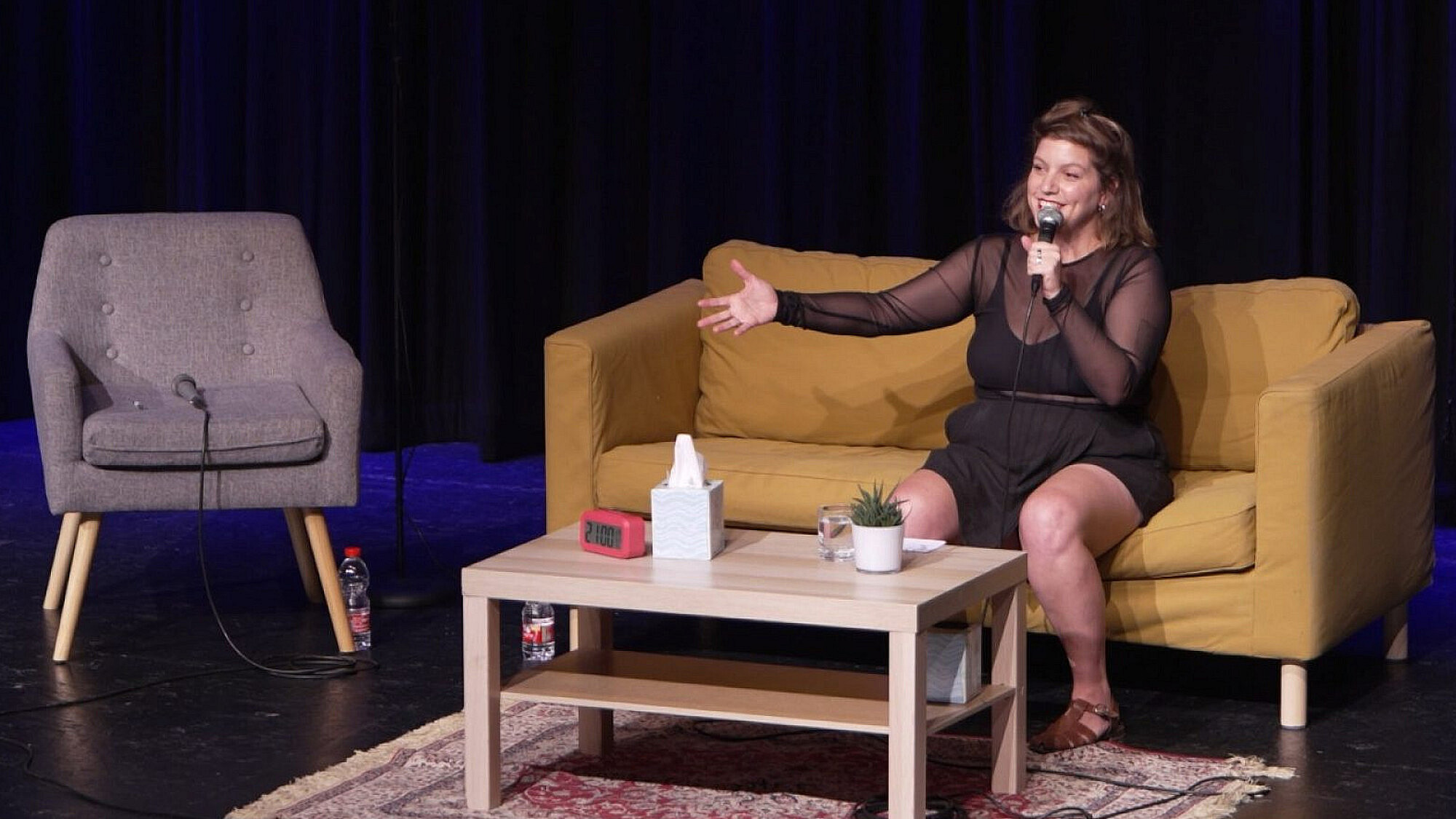 עדי הלמן בעוד ערב מוצלח של "חומרים לטיפול" | צילום: טל גלאון