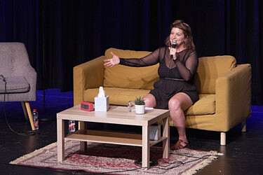 עדי הלמן בעוד ערב מוצלח של "חומרים לטיפול" | צילום: טל גלאון