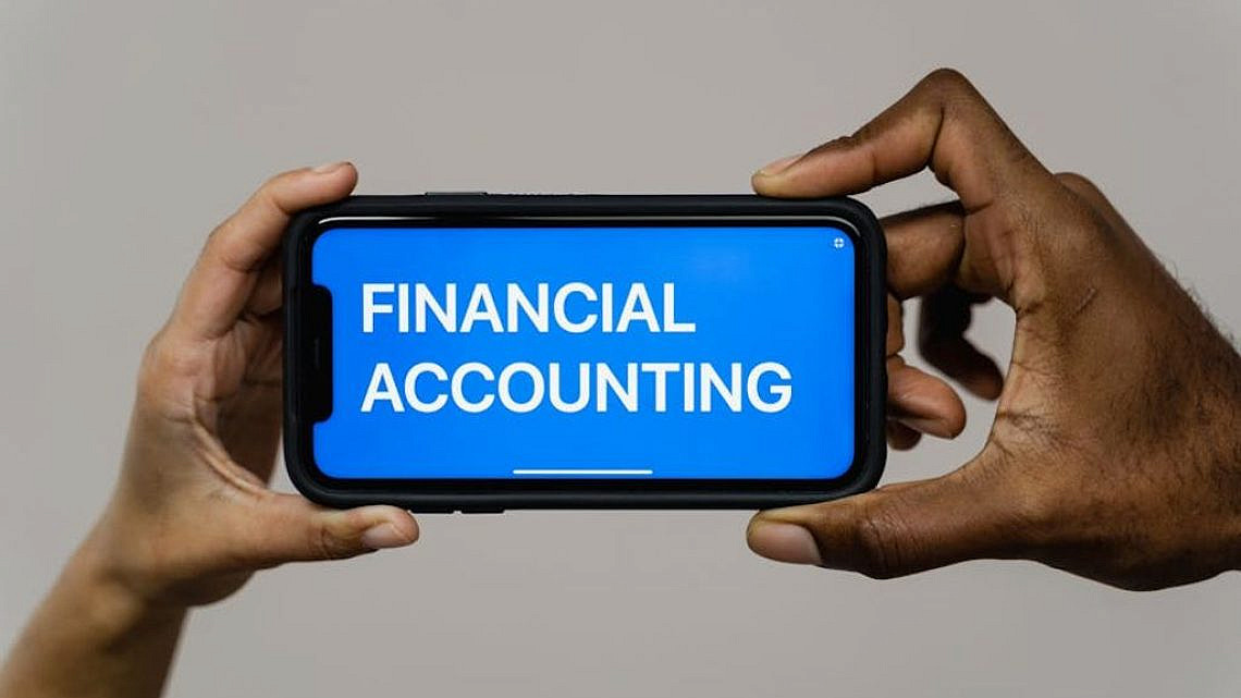 חשבון בנק בטלפון. צילום: Tima Miroshnichenko באתר PEXELS