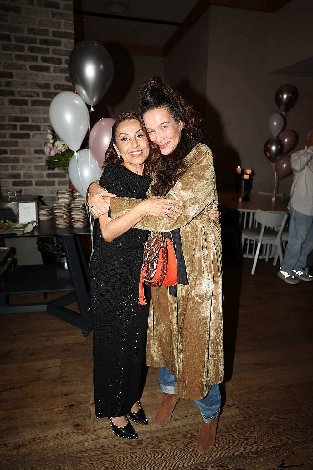 יעל אבקסיס עם כלת יום ההולדת, הרפלקסולוגית דינה דואדי | צילום: אור גפן