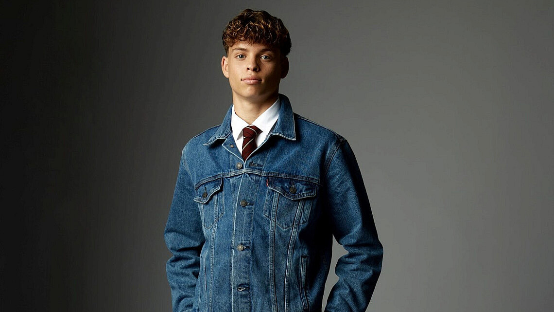 אוריין גורן בהפקה של פקטורי 54: ז'קט LEVIS - מחיר 549 ש"ח, מכנסיים DSQUARED - מחיר 7,590 ש"ח (חלק מחליפה), עניבה SAINT LAURENT - מחיר 1,190 ש"ח | צילום: שחר ארביב