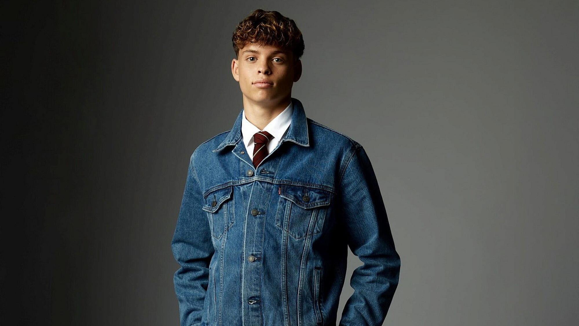 אוריין גורן בהפקה של פקטורי 54: ז'קט LEVIS - מחיר 549 ש"ח, מכנסיים DSQUARED - מחיר 7,590 ש"ח (חלק מחליפה), עניבה SAINT LAURENT - מחיר 1,190 ש"ח | צילום: שחר ארביב