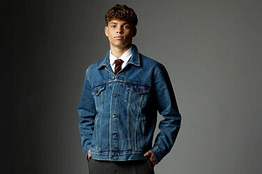 אוריין גורן בהפקה של פקטורי 54: ז'קט LEVIS - מחיר 549 ש"ח, מכנסיים DSQUARED - מחיר 7,590 ש"ח (חלק מחליפה), עניבה SAINT LAURENT - מחיר 1,190 ש"ח | צילום: שחר ארביב