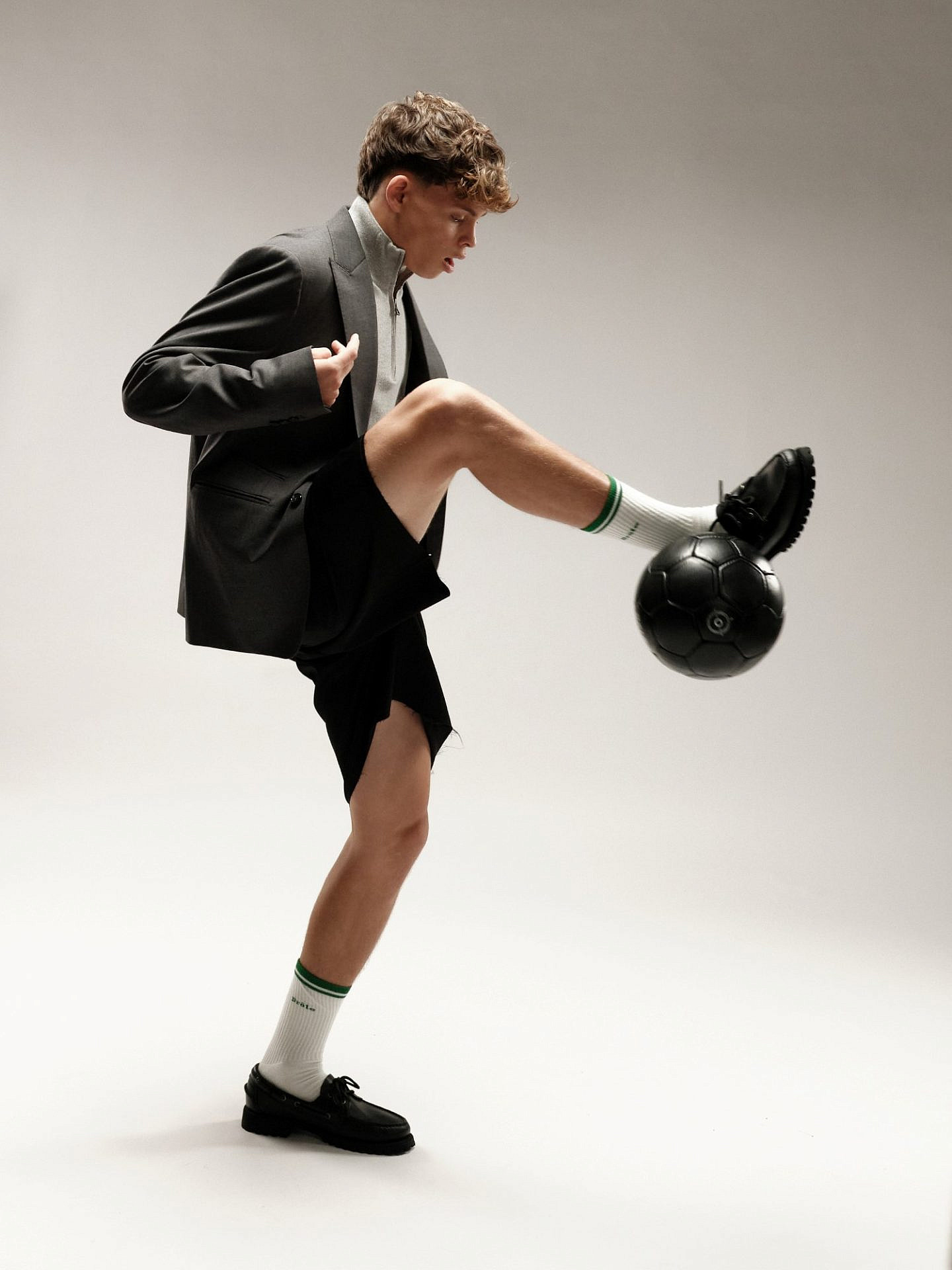 אוריין גורן בהפקה של פקטורי 54: ז'קט DSQAURED – מחיר 7,590 ש"ח (חלק מחליפה), מכנסיים MAISON MARGIELA – מחיר 3,990 ש"ח, חולצת פולו POLO RALPH LAUREN – מחיר 1,049 ש"ח, נעליים SEBAGO – מחיר 990 ש"ח | צילום: שחר ארביב