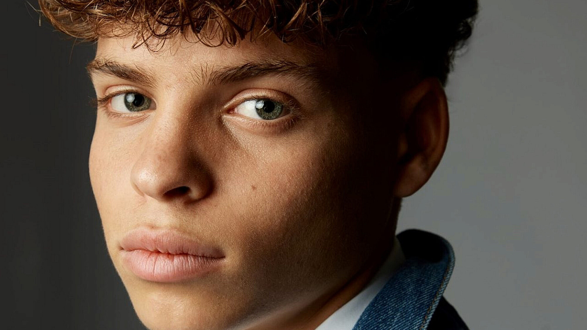 אוריין גורן בהפקה של פקטורי 54: ז'קט LEVIS - מחיר 549 ש"ח, מכנסיים DSQUARED - מחיר 7,590 ש"ח (חלק מחליפה), עניבה SAINT LAURENT - מחיר 1,190 ש"ח | צילום: שחר ארביב