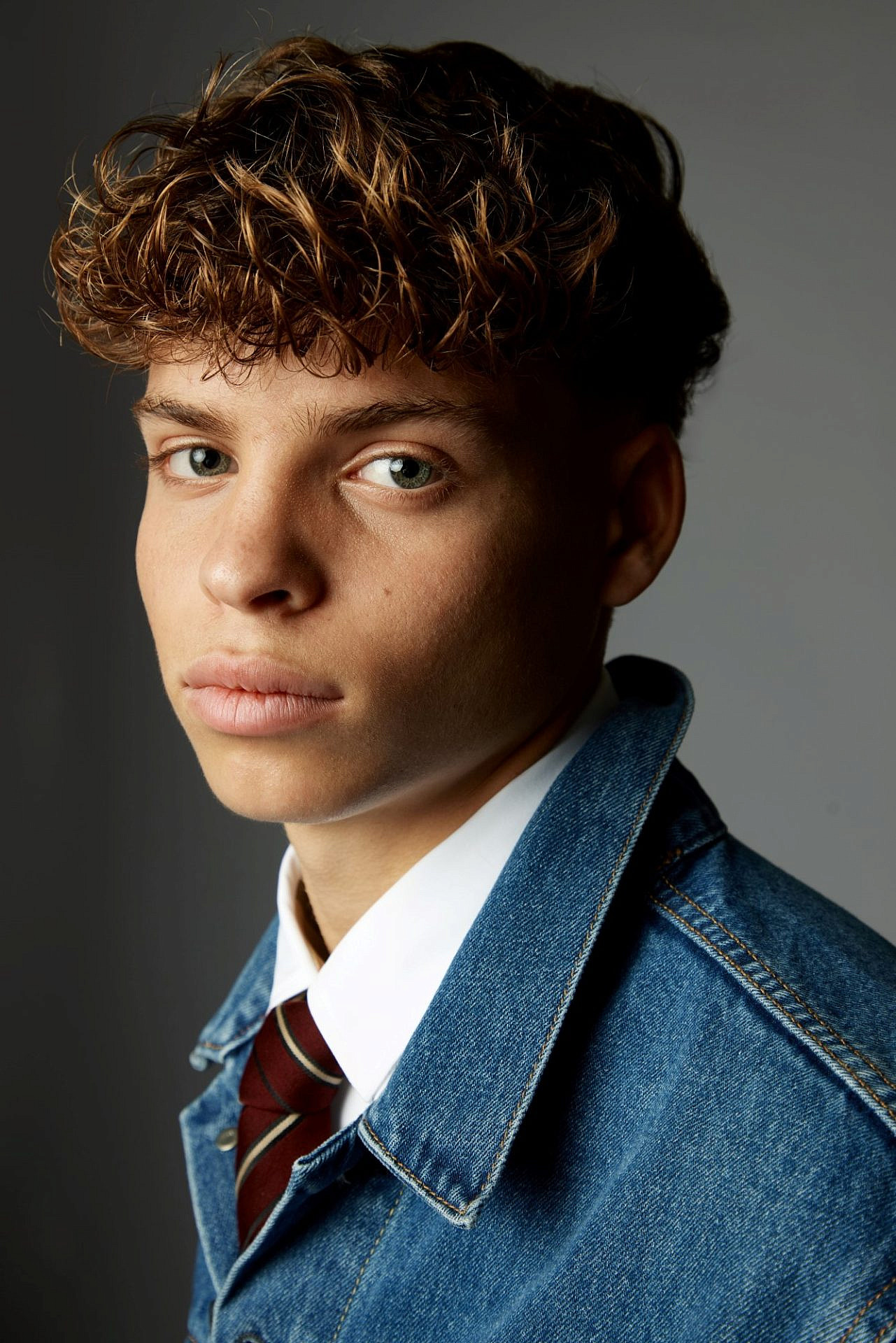 אוריין גורן בהפקה של פקטורי 54: ז'קט LEVIS – מחיר 549 ש"ח, מכנסיים DSQUARED – מחיר 7,590 ש"ח (חלק מחליפה), עניבה SAINT LAURENT – מחיר 1,190 ש"ח | צילום: שחר ארביב