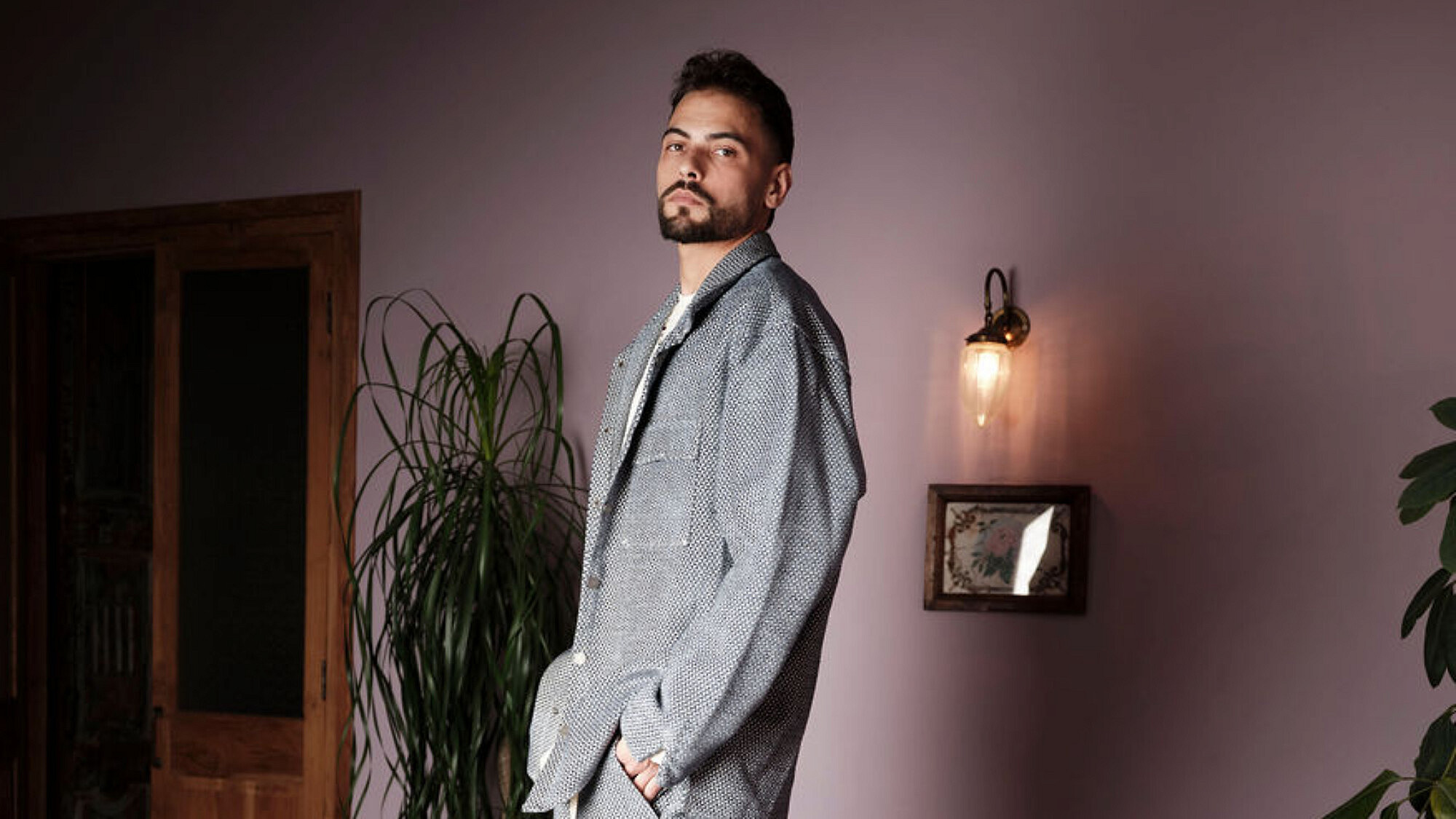 רועי סנדלר מדגמן את הקולקציה בעיצובו למותג TFU TFU | צילום: שחר ארביב