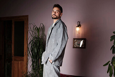 רועי סנדלר מדגמן את הקולקציה בעיצובו למותג TFU TFU | צילום: שחר ארביב