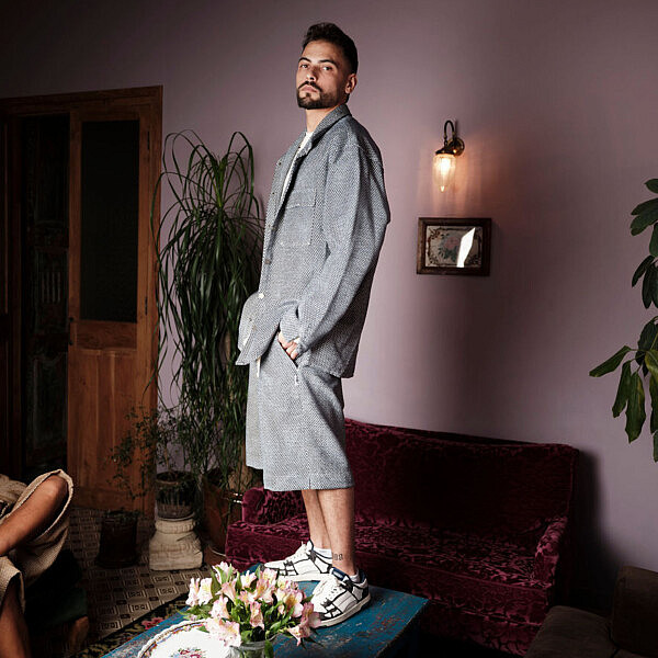 רועי סנדלר מדגמן את הקולקציה בעיצובו למותג TFU TFU | צילום: שחר ארביב