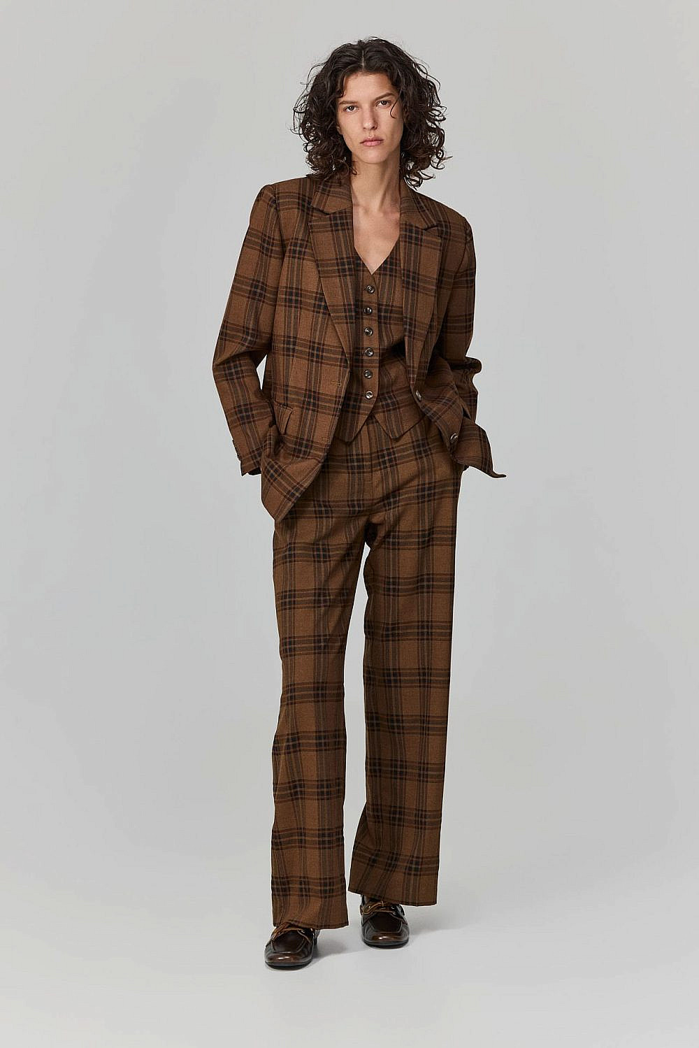 oma. מחיר מכנסיים 400 ש"ח, וסט 320 ש"ח, ז'קט 580 ש"ח | צילום: דור שרון