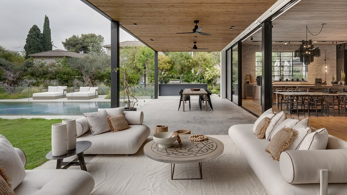 ריהוט: אריק בן שמחון, עיצוב פנים: קארן פרימר. צילום: עודד סמדר