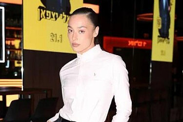 לובשת את המכנסיים. סנה סוקול | צילום: אור גפן