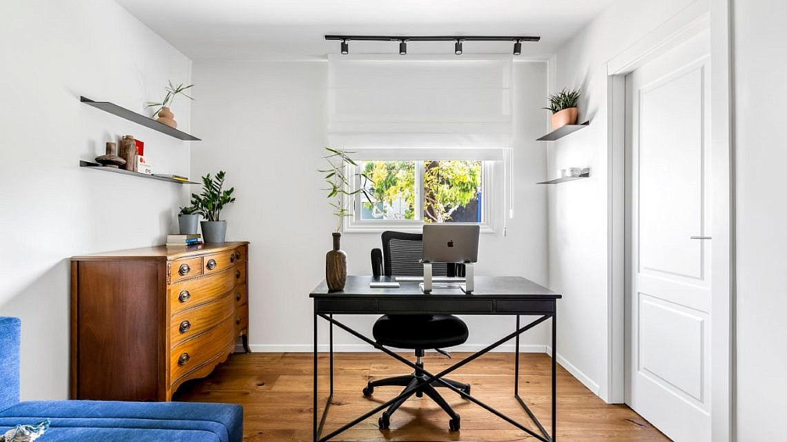 מציאות היברידית. חדר עבודה בעיצוב "הלל אדריכלות" | צילום: עודד סמדר