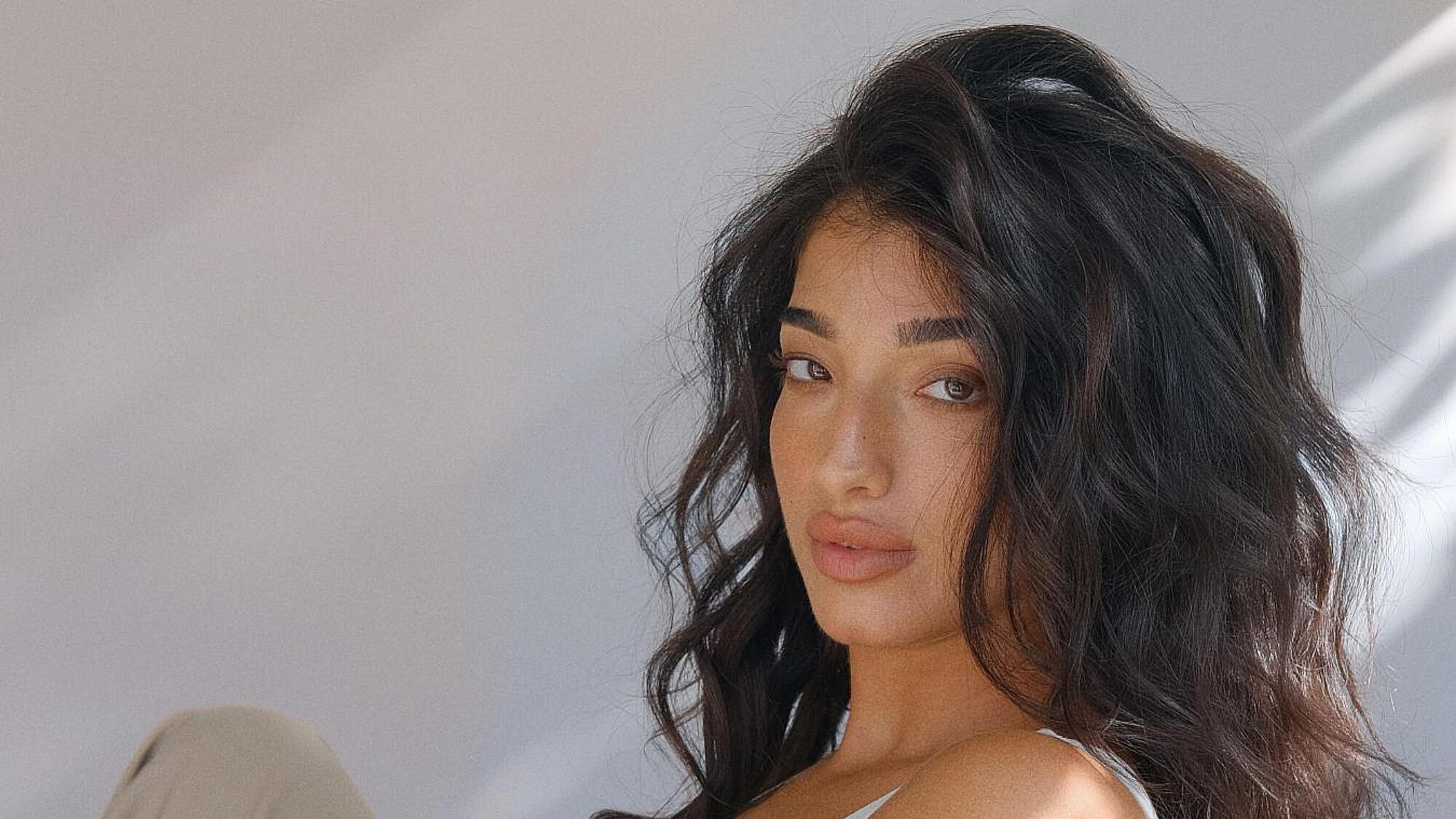 משחקנית אנונימית לסיטבון אימפריה. אריאל סיטבון | צילום ואיפור: ספיר בלדב, שיער: אביב דווידאן