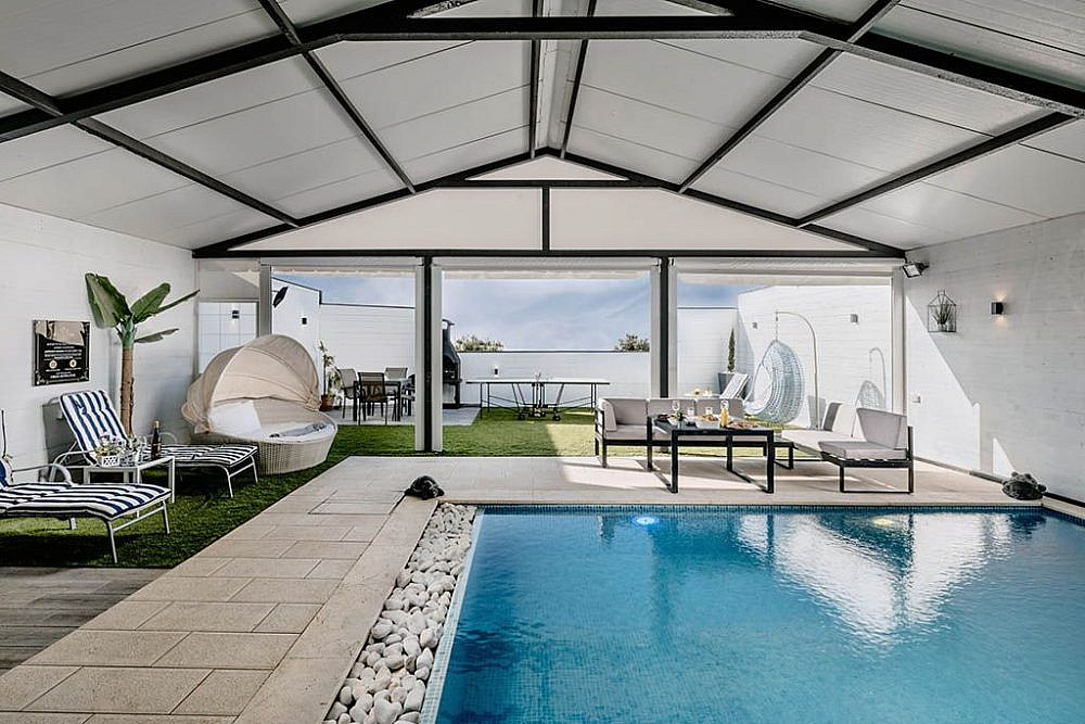 בריכה מקורה ומחוממת במתחם פרטי בסיאלו. צילום: דניאל שמש