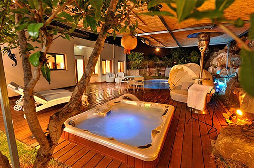 הבריכה והספא הפרטיים מוארים בלילה. ולדמנס. צילום: אפרת ולדמן