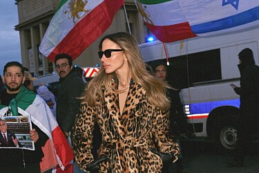 אוריה עזרן בהפגנה איראנית בפריז | צילום: עמרי לוי