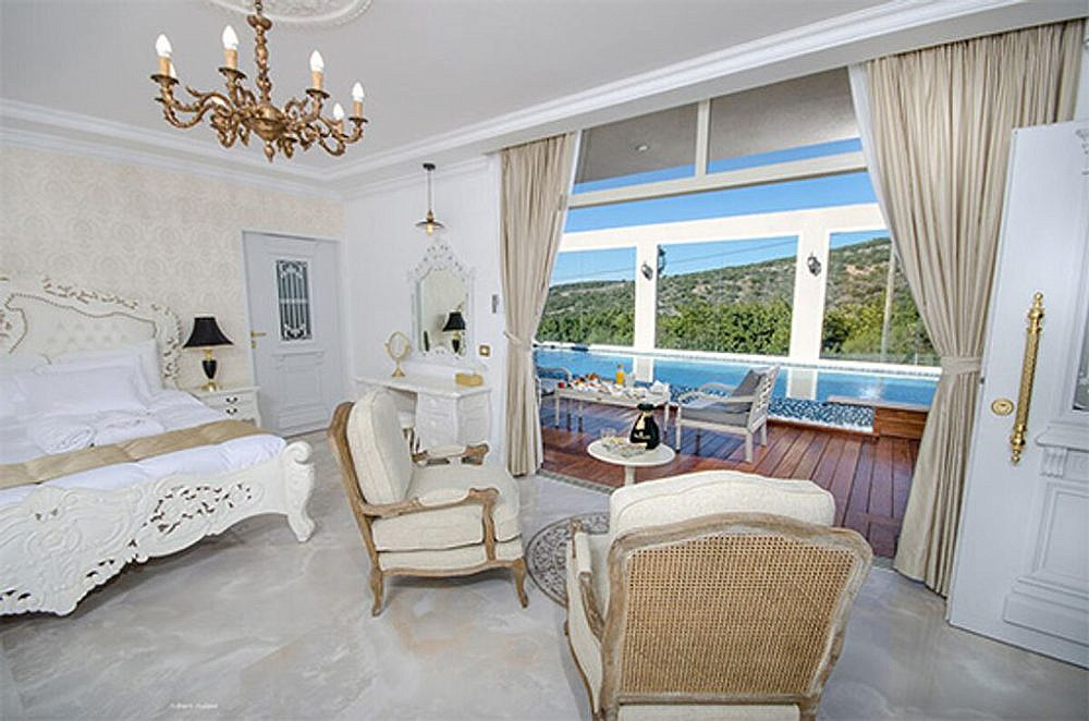 חלל הסוויטה עם יציאה פרטית למתחם הבריכה והספא. סוויטת נסיה. צילום: חזי זוארץ