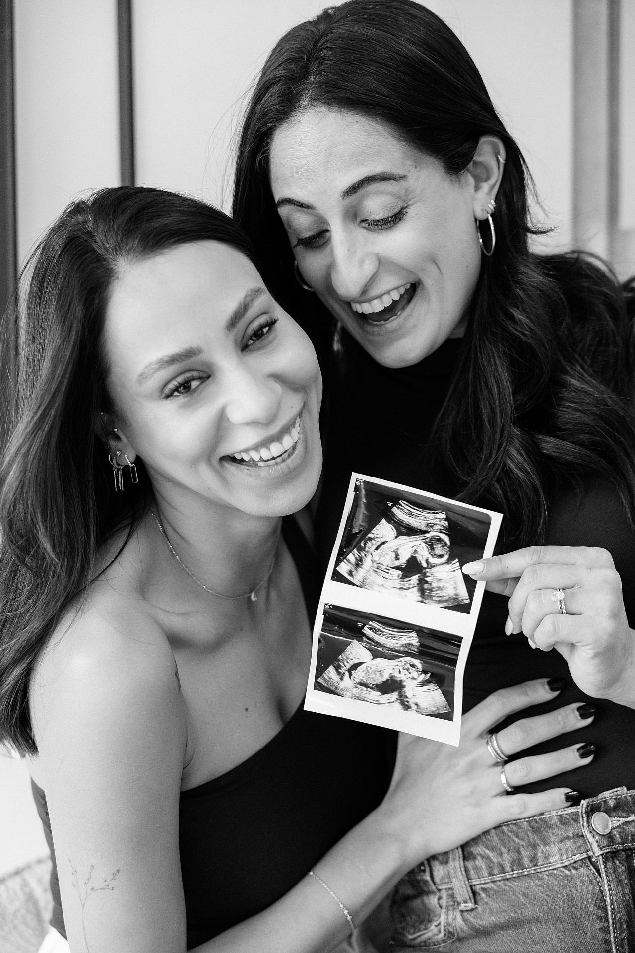 ירדן ג'רבי ובת זוגה עדי אמבר מבשרות על ההיריון | צילום: יעל ליאת