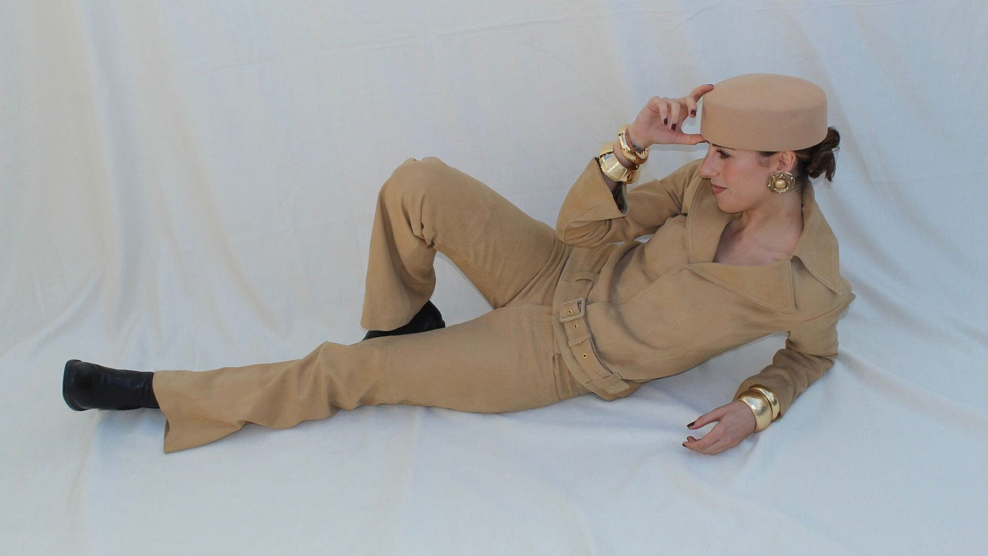 חליפת וינטג' עשויה עור של Little Different Vintage ביריד About Us, מחיר 600 ש"ח | צילום: אוריה אטיאס וטליה אטיאס