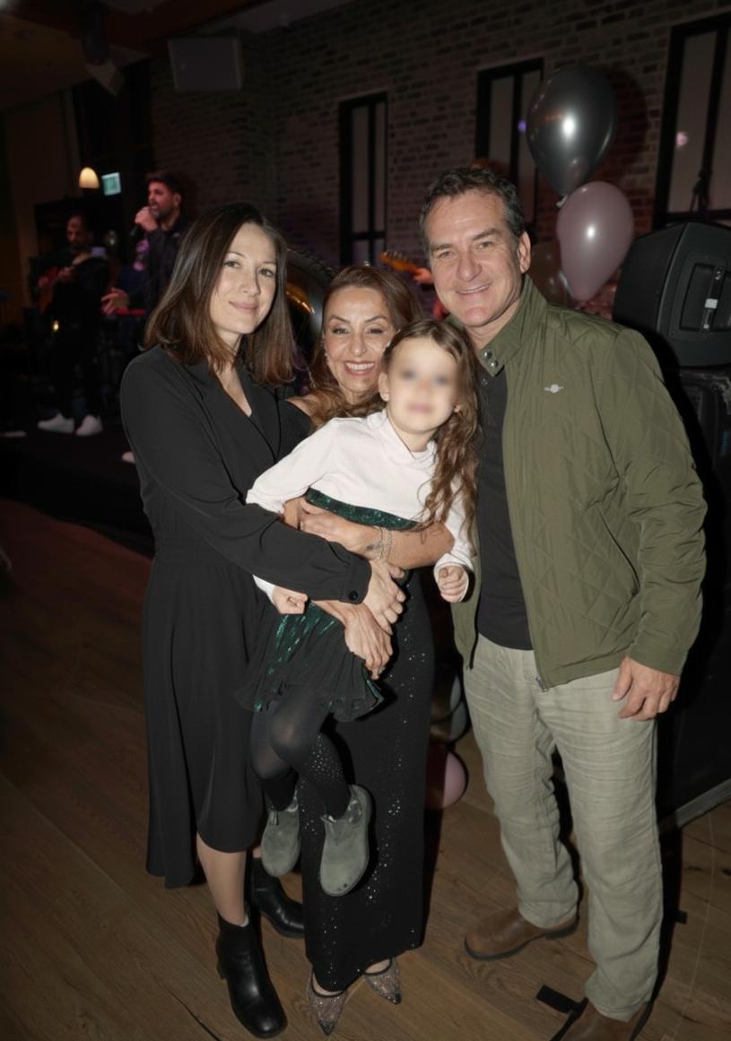 דני קושמרו עם בת זוגו, אנג'ליקה ברמן, בתם המשותפת והרפלקסולוגית דינה דואדי | צילום: אור גפן