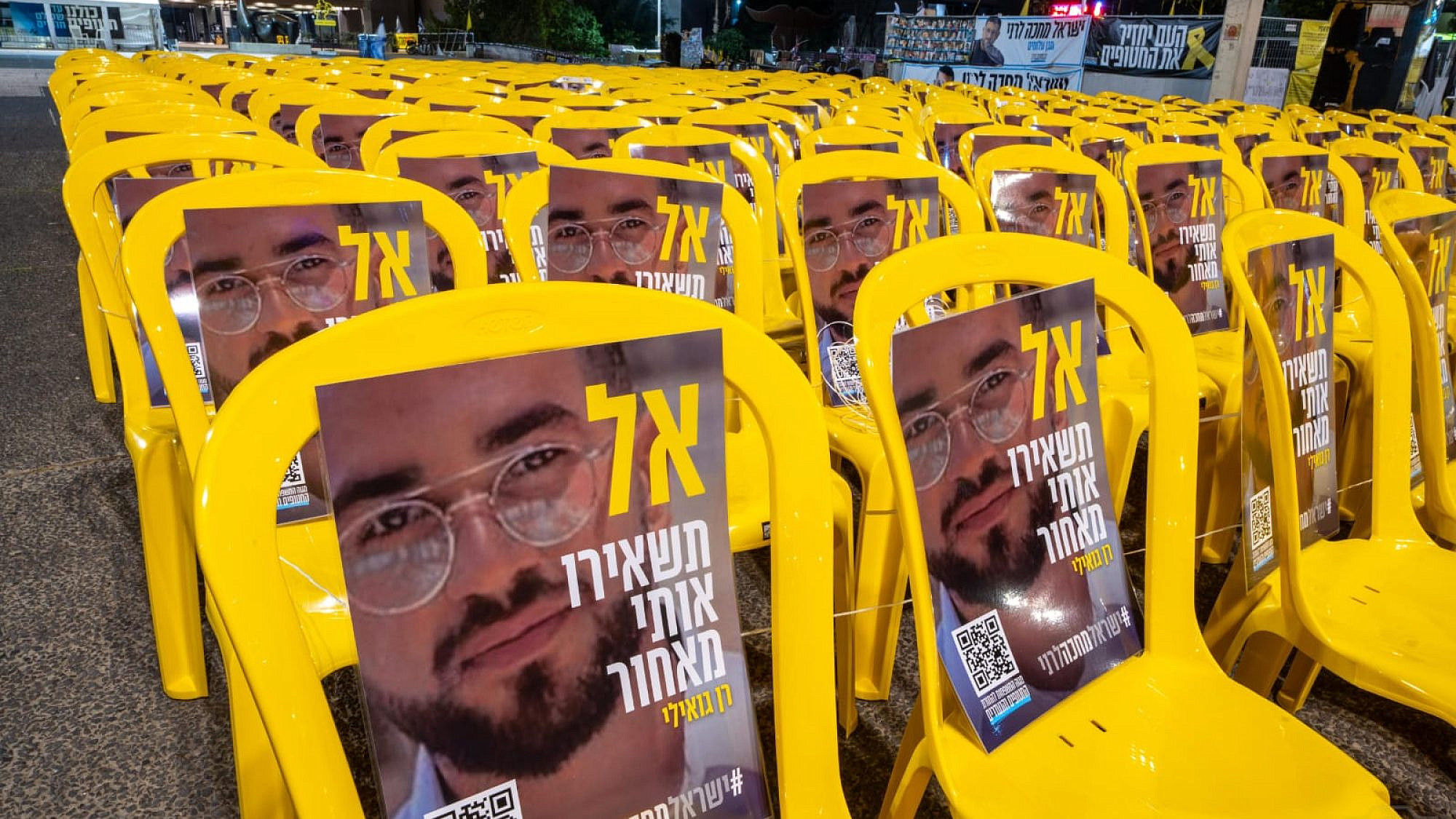 תם אך לא באמת נשלם. מיצג הכיסא הריק של כתר בכיכר החטופים בתל אביב | צילום: אוריאל אבן ספיר