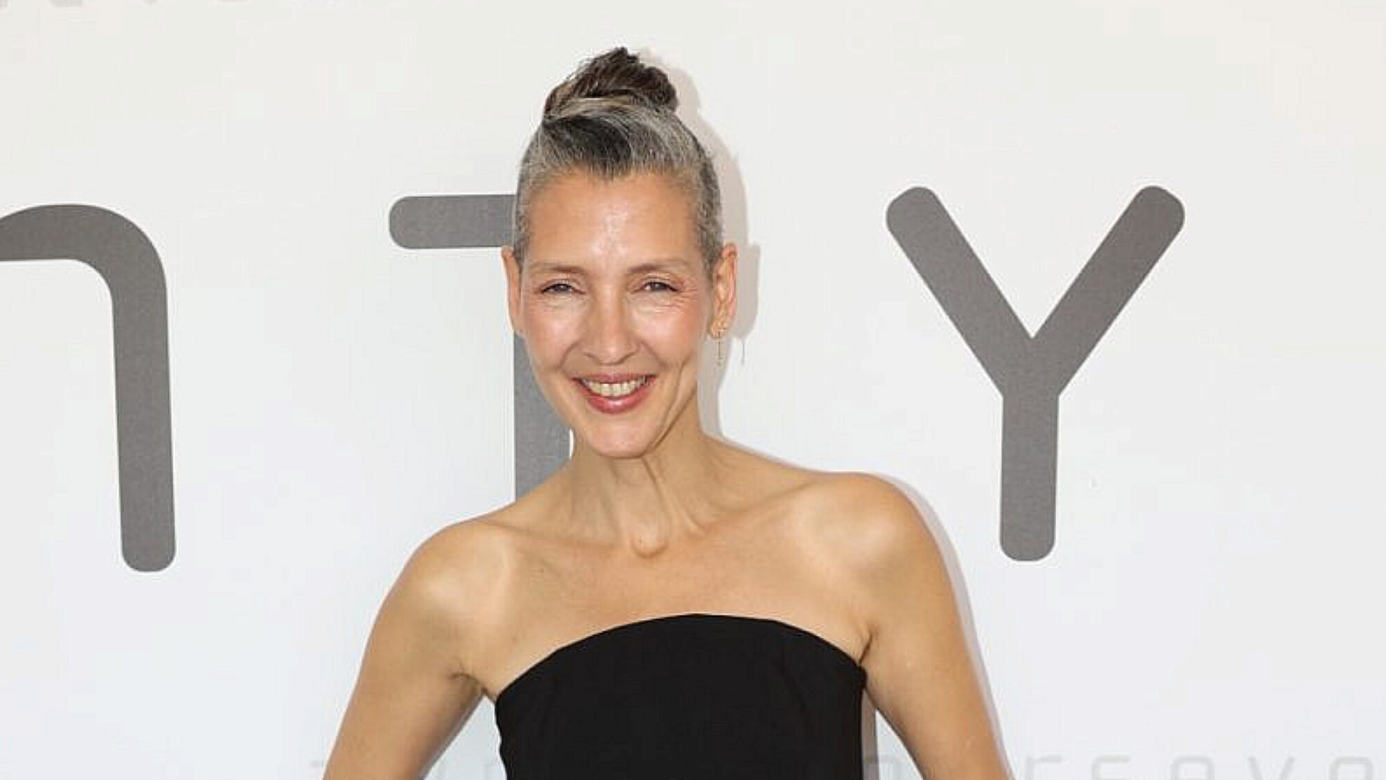 אוברול סטרפלס של השמחות. ליאת אחירון בתצוגת האופנה של ספיר אביסרור לטוונטיפורסבן | צילום: אור גפן