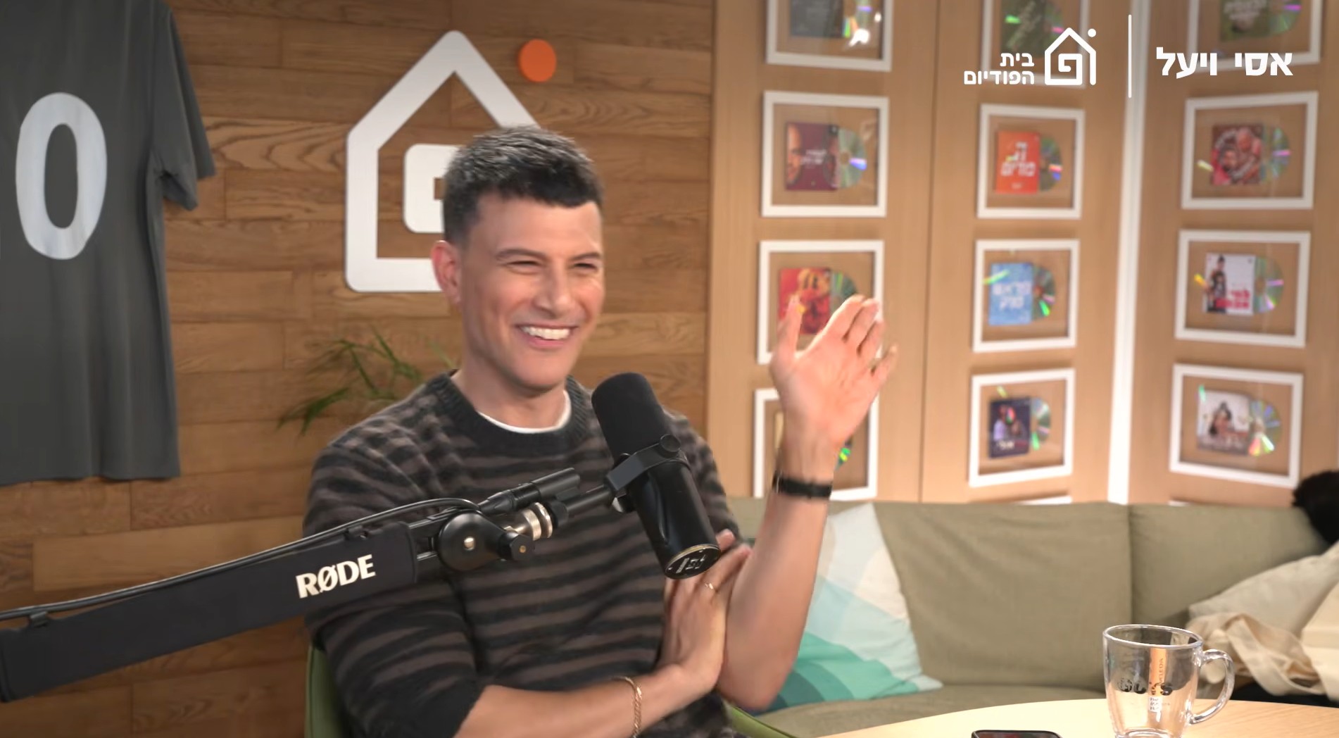 בקרוב נקבל ממך התנצלות מלאת רגש? אסי עזר מתוך הפודקאסט שלו ושל יעל פוליאקוב בבית הפודיום | צילום מסך