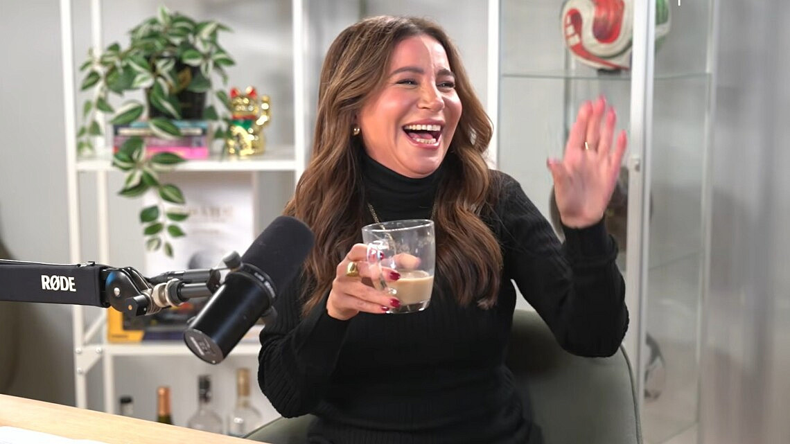 לא מחוברת. יעל פוליאקוב מתוך הפודקאסט שלה ושל אסי עזר בבית הפודיום | צילום מסך