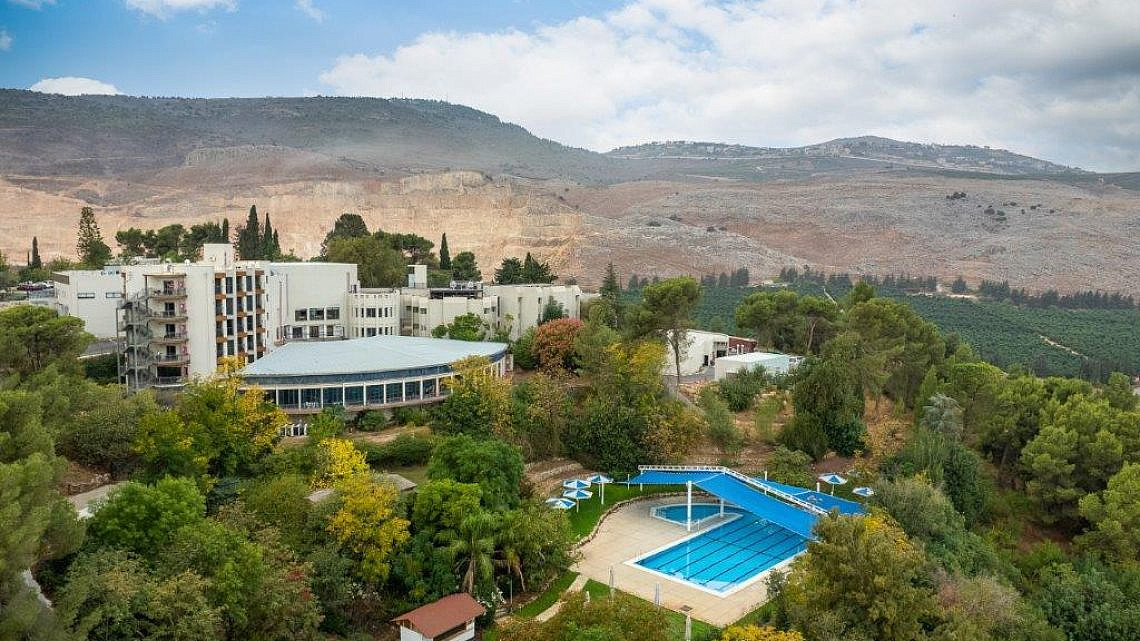 אין הרבה נקודות בארץ שמרגישות עכשיו נכונות יותר. מלון כפר גלעדי | צילום: יח"צ אין הרבה נקודות בארץ שמרגישות עכשיו נכונות יותר. מלון כפר גלעדי | צילום: יח"צ