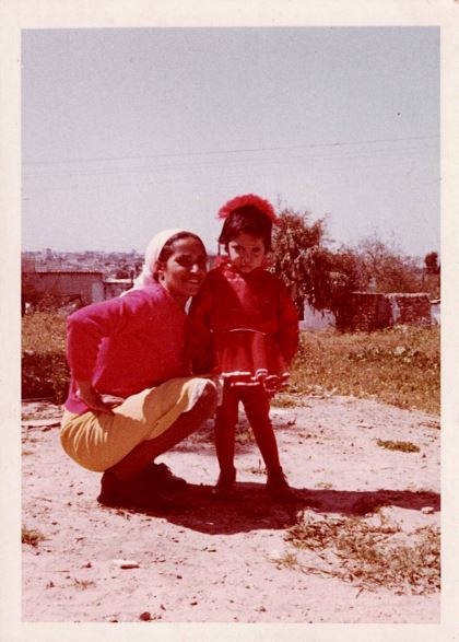 מאירה פפר בילדותה עם אמה שושנה | צילום: אלבום פרטי