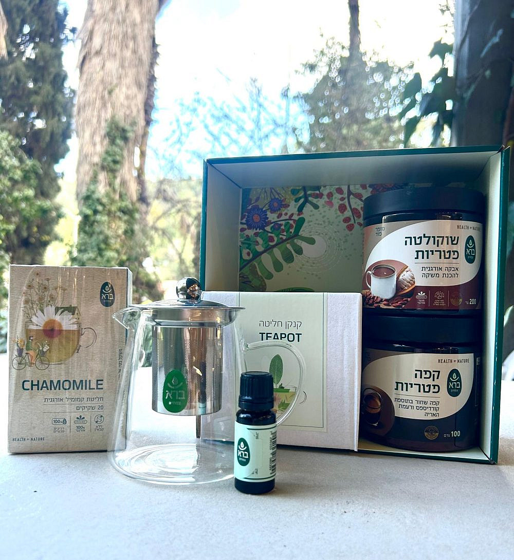 מארז של ברא צמחים: שוקולטה פטריות, קפה פטריות, חליטת קמומיל אורגנית ותערובת שמנים Relax, יחד עם קנקן זכוכית. מחיר 254 ש"ח | צילום: יח"צ