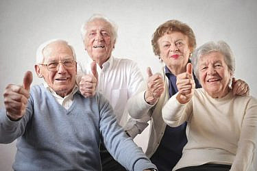 אנשים מבוגרים עם אגודל למעלה בדיור מוגן. צילום: משען דיור מוגן